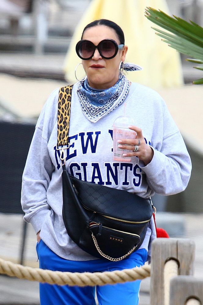 Kayah. Leczyła gardło i opalała kolana