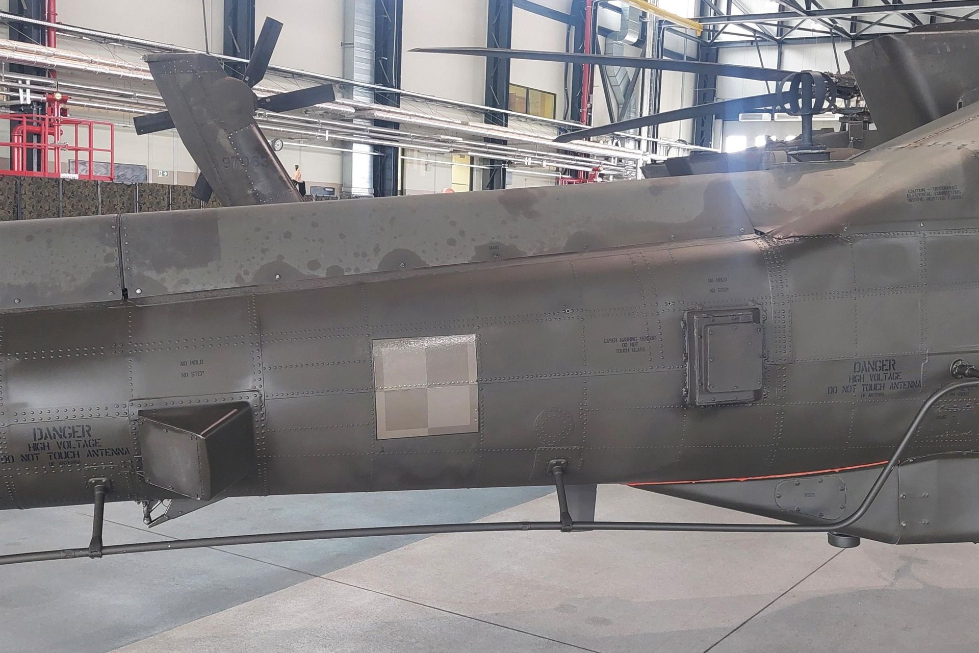 Polska szachownica na śmigłowcu Apache