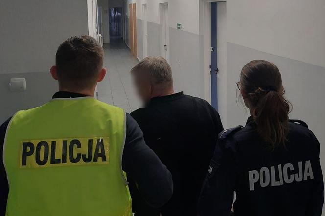 Był tak pijany, że nie mógł wysiąść z samochodu. 61-letni kierowca naubliżał też bełchatowskim policjantom