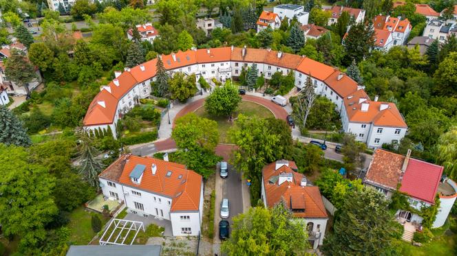 Warszawski Plac Słoneczny powstał jako zegar - godzinę miało pokazywać drzewo po środku. Zobacz zdjęcia małego osiedla