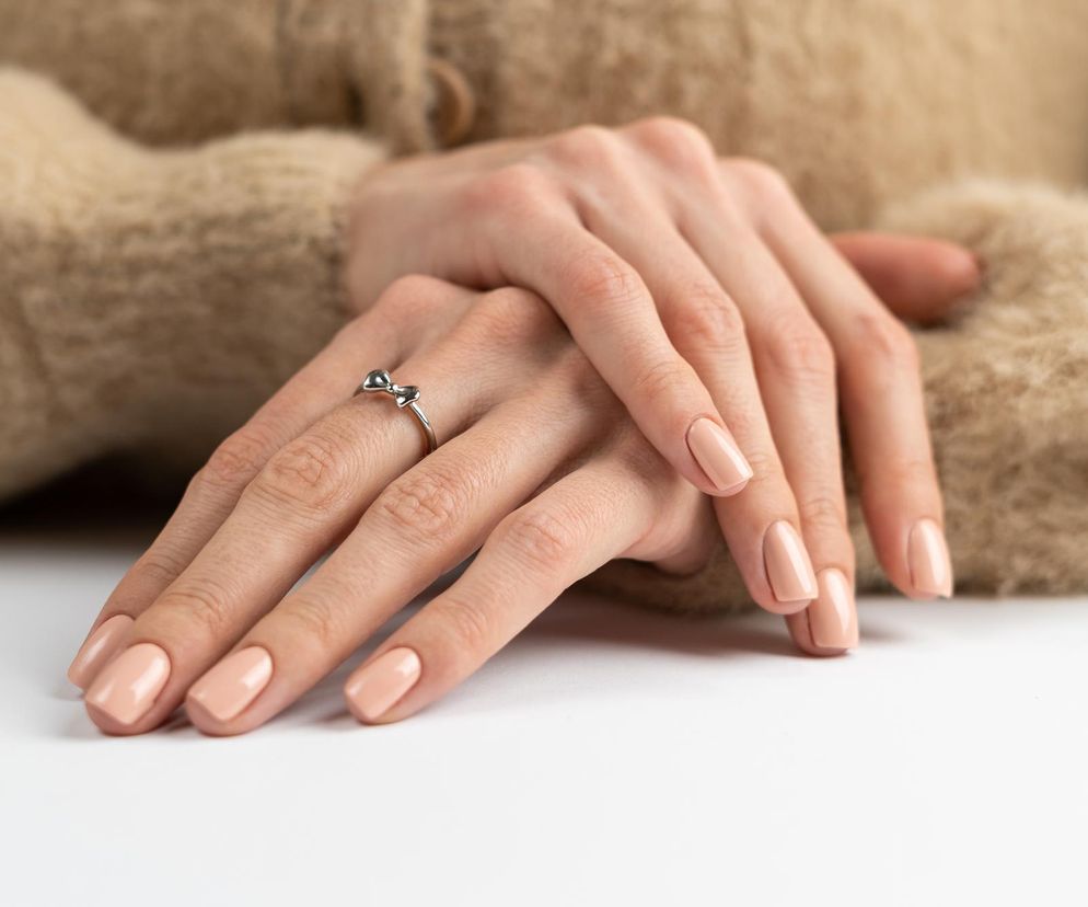 Manicure w stylu back to office. Te kolory idealnie pasują do biurowych outfitów