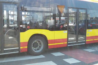 Wrocław: Zamknęli pas ruchu z powodu awarii wodociągowej. 10 linii autobusowych zmieniło trasy