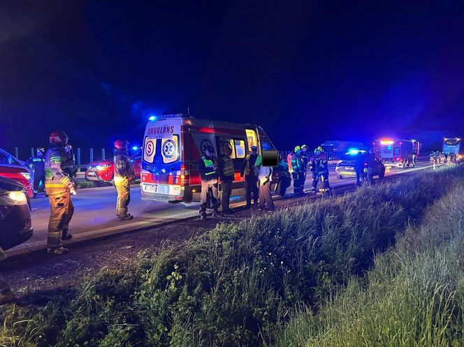 Format: Wypadek autokaru z amerykańskim żołnierzami na A4 pod Jaworem. Jest wielu rannych. Żołnierkę zabrał śmigłowiec [ZDJĘCIA].