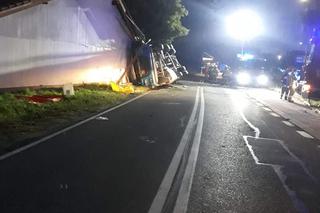 Trasa Olsztnynek - Szczytno zablokowana po wypadku. Ciężarówka przewróciła się na budynek
