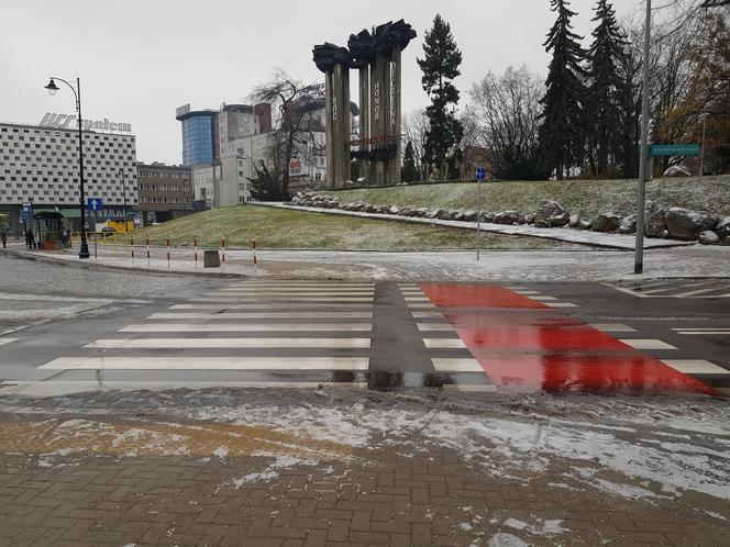 Gołoledź, marznące opady i oblodzone chodniki. Tak wyglądał poranek na drogach w Białymstoku