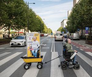 Łukasz Krasoń jeździ z przyczepką reklamową po Warszawie. Tak walczy o głosy wyborców 