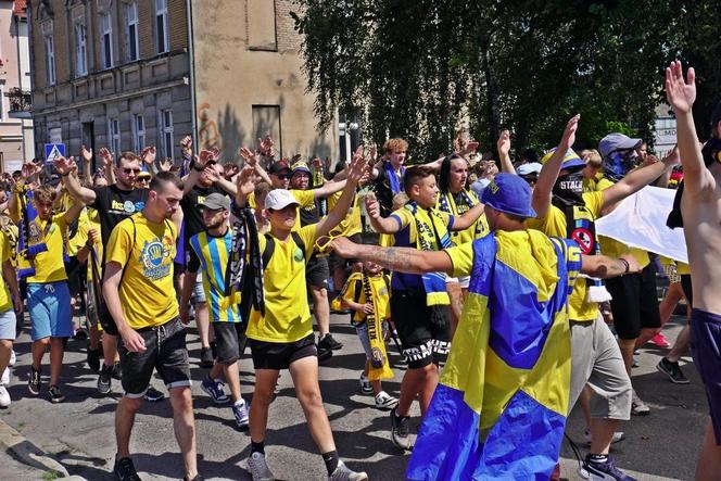 Przemarsz kibiców Stali Gorzów przed meczem z Falubazem Zielona Góra