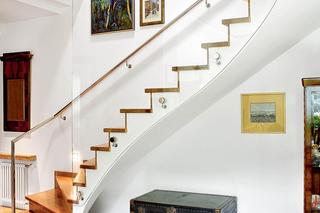 schody zabiegowe w otwartej klatce schodowej