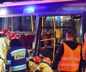 Wypadek z udziałem autobusu i ciężarówki w Warszawie (23.10.2025)