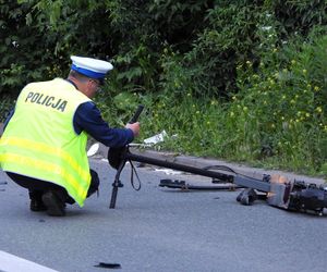 Pruszków. Przed szpitalem wpadł hulajnogą pod BMW. 21-latek w stanie krytycznym