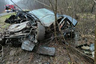 Ciało 31-latka leżało poza autem obok 25-latki! Przerażający wypadek BMW pod Radomskiem [ZDJĘCIA]