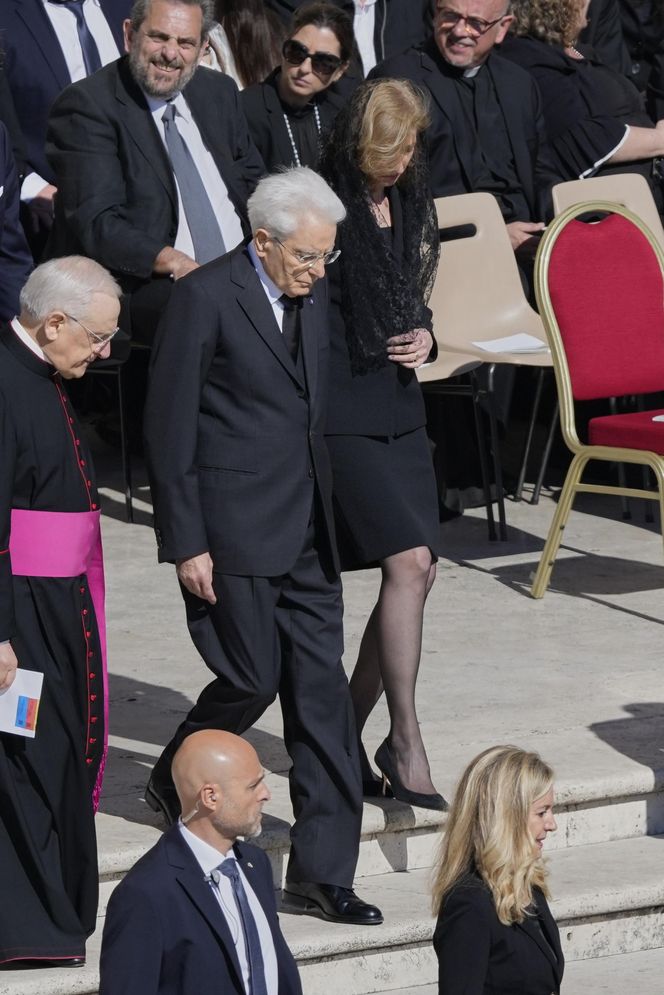 Ostatnie chwile przed pogrzebem Franciszka. Tłumy wiernych na pl. św. Piotra