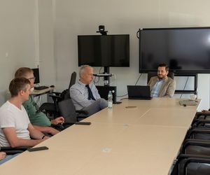 Sztuczna inteligencja przeprowadza operacje.