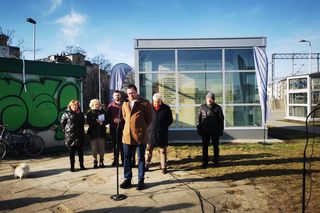 Zabytkowy rozkład jazdy na przystanku Warszawa Włochy