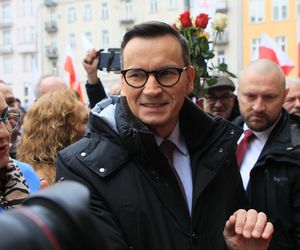 „Murem za Morawieckim” – politycy PiS bronią byłego premiera przed zarzutami