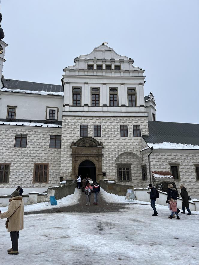 Zamek Pardubice - zdjęcia cennego zabytku Wschodnich Czech. Wnętrza, muzeum, zamek nocą