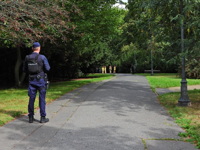 Pilna akcja służb przy Senacie. Na trawniku leżał „bezzałogowy statek powietrzny”