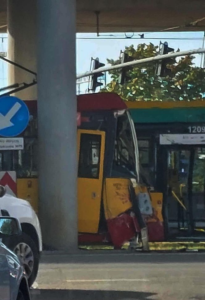 Łódź. Autobus i tramwaj zderzyły się pod dworcem Łódzka Kaliska [ZDJĘCIA]