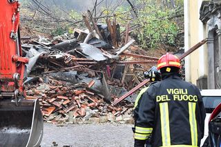 Lawina zmiażdżyła dom. 32-latek zginął, ratując kobietę