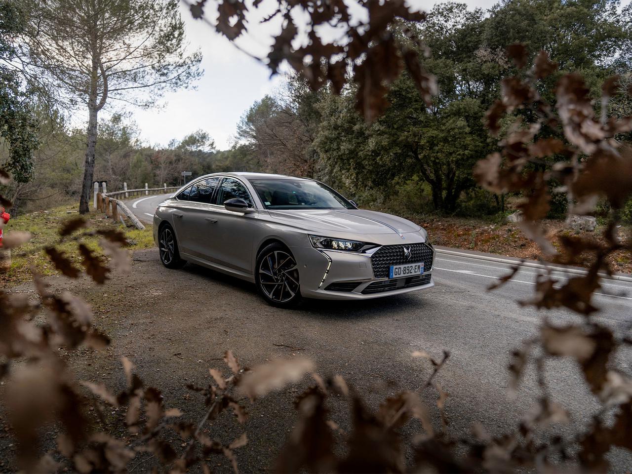 Nowe oblicza DS 9 E-Tense. Płynie jak statek po spokojnym morzu, ale wszystko ma swoją cenę