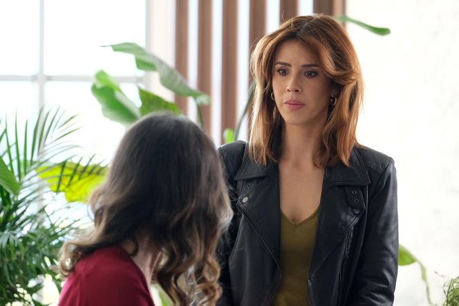 M jak miłość odc. 1874 po wakacjach. Kama (Michalina Sosna), Anna Brzezińska (Natalia Lesz)