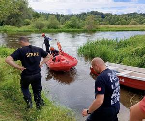 Rodzice z dziećmi wypadli z kajaka do Parsęty. Tak wyglądała akcja ratownicza [ZDJĘCIA]