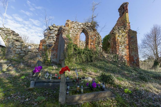 Magiczne miejsce w malutkiej wsi na Warmii i Mazurach. Stoją tam ruiny sprzed 700 lat