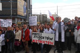 Białe kitle wypełniły Katowicki Rynek. Studenci ŚUM-u wsparli protest rezydentów [ZDJĘCIA, AUDIO]