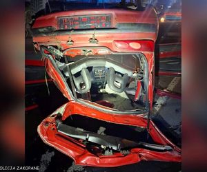 Seicento wpadło w poślizg na łuku drogi i dachowało. W środku 18-latek i pasażerka