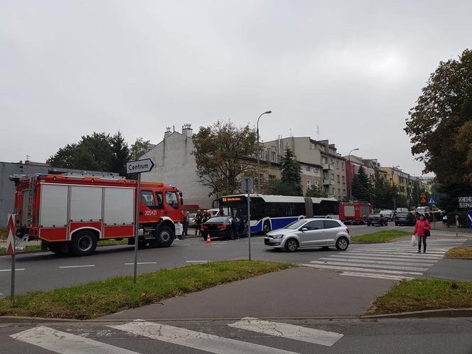 Czołowe zderzenie samochodu z autobusem w Krakowie