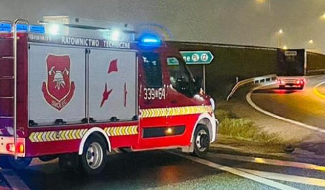  Ciężarówka staranowała… motorówkę na zjeździe z autostrady