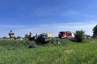 Potworny wypadek w Brwinowie. Czołowe zderzenie ciężarówki z BMW. Lekarze kilkadziesiąt minut walczyli o życie kierowcy