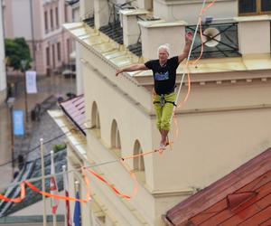   Urban Highline Festival 2023 w Lublinie. Slacklinerzy robią cuda na linach!