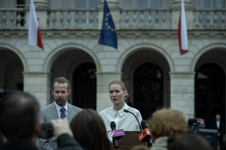 Wotum nieufności, odcinek 1: Daria Seyda (Katarzyna Dąbrowska), Adam Chronowski (Grzegorz Małecki)