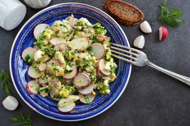 Sałatka rzodkiewkowa z jajkiem i dzikim czosnkiem