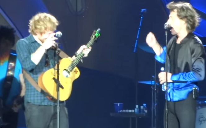 Sheeran z The Rolling Stones na scenie - kadr z nagrania