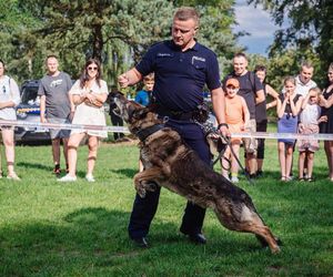 Policjanci dał dom psim emerytom