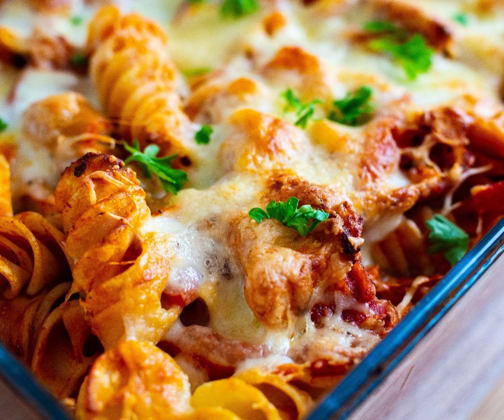 Zapiekanka makaronowa z kurczakiem: smakowitość w stylu włoskim