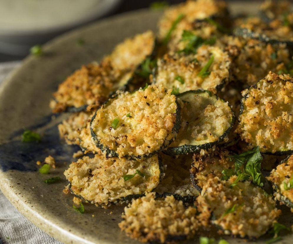 Kroję cukinię, panieruję i smażę na patelni. To pyszny dodatek do obiadu i ciekawa przekąska 