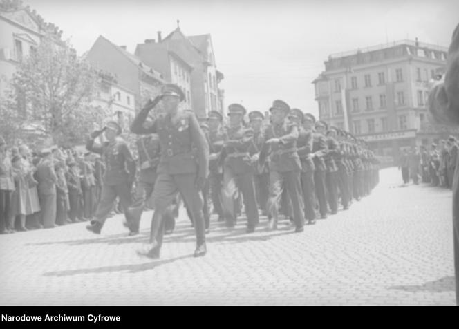 Tak wyglądała Jelenia Góra po wojnie. Zobacz migawki z życia miasta 