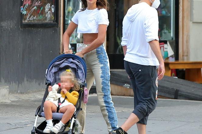 Irina Shayk i Bradley Cooper na spacerze z córką