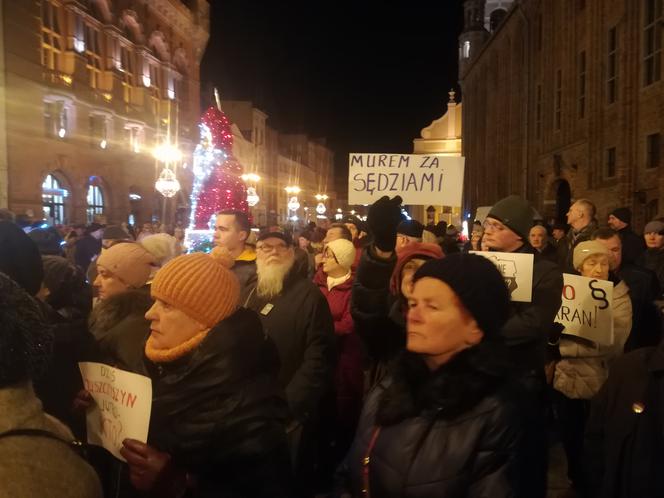 Manifestacja w obronie sądownictwa na Rynku Staromiejskim w Toruniu