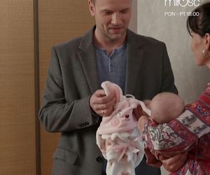 Pierwsza miłość odc. 4031. Lilka (Sylwia Sokołowska), Janek (Maciej Mikołajczyk), ich córka Pola