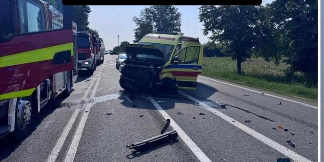 Zderzenie trzech pojazdów w Starym Opolu. Dwie osoby trafiły do szpitala