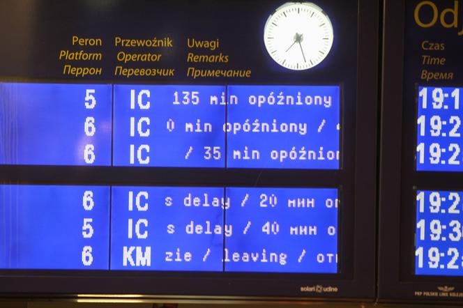 Ogromna awaria na kolei. Odwołane pociągi i kompletny chaos w Warszawie