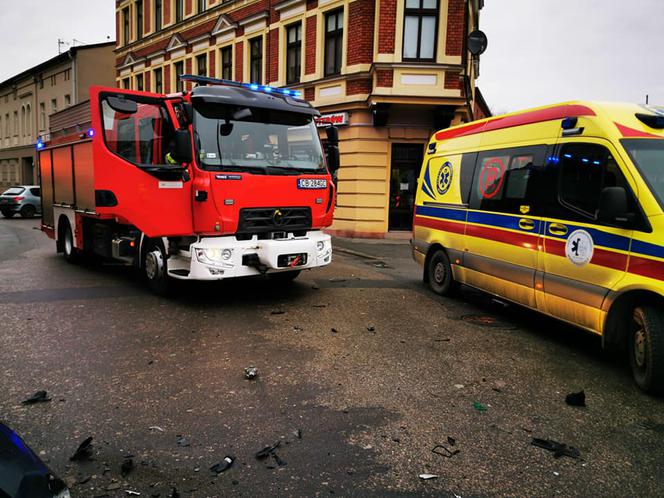 Wypadek na ul. Świętej Trójcy w Bydgoszczy. Trzy osoby są ranne [ZDJĘCIA]