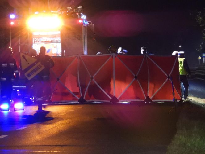 Roztrzaskał się mercedesem na drzewie. Nie miał żadnych szans