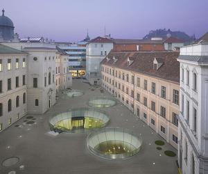 Studnie -świetliki na dziedzińcu; rozbudowa muzeum w Graz, Austria. Fot. ©Ronald Halbe, materiały prasowe Mies van der Rohe Awards 2013