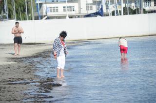 Senyszyn na plaży podrywa półnagich mężczyzn