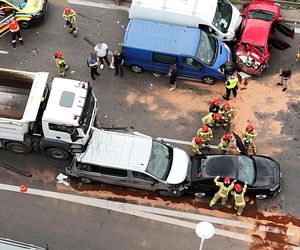 Karambol na S8 w Warszawie. Lądował śmigłowiec LPR. Zderzenie ośmiu pojazdów przed mostem